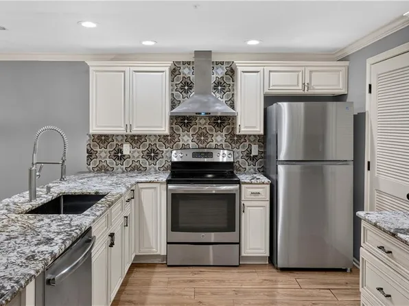 6728 W 109th St APT B, Overland Park, KS 66211