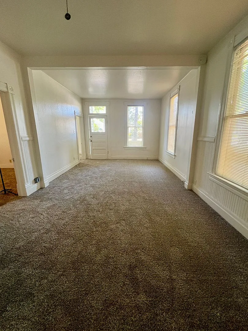 Downtown Red Bluff Victorian 3 bedroom 1 bath Home — Photo 3