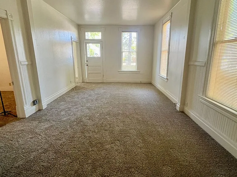 1044 Lincoln St — Photo 3