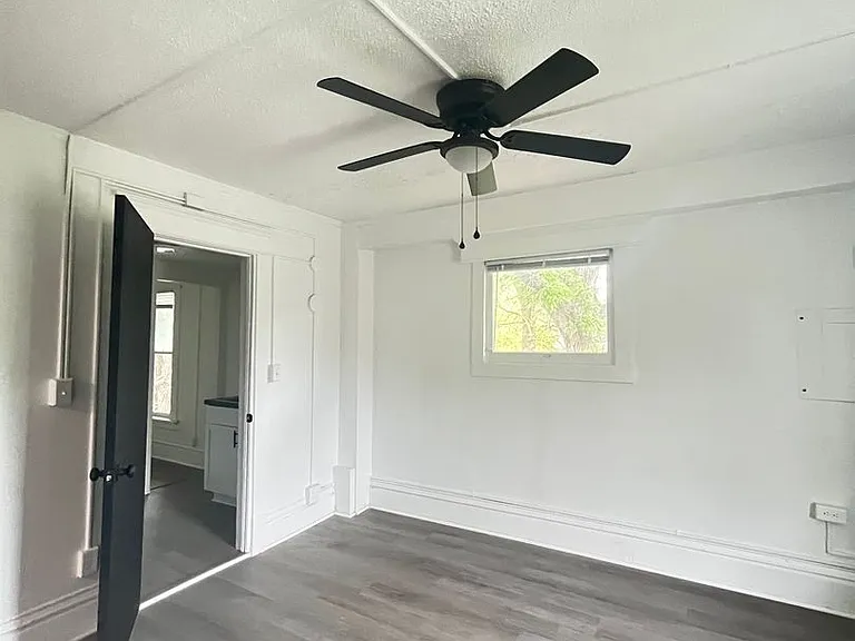 319 Franklin Ave — Photo 23