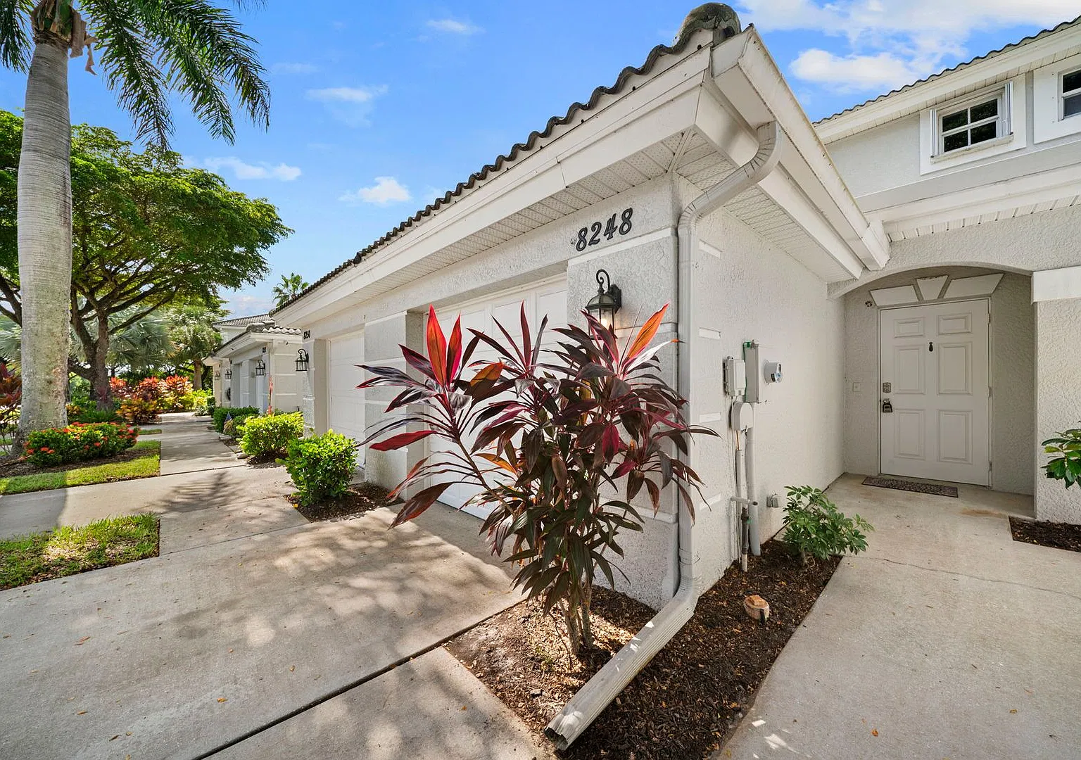 Stunning 2-bedroom, 2.5-bathroom townhome located in Fort Myers — Photo 3