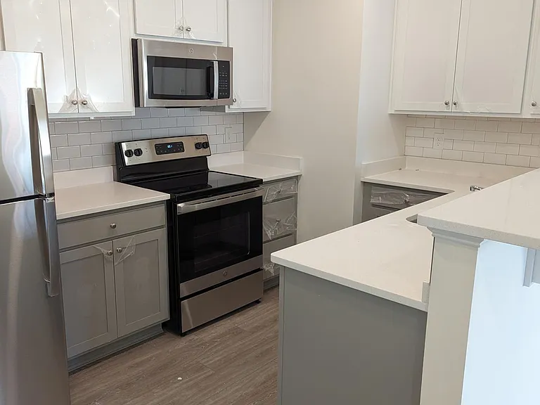College Park Apartments — Photo 24