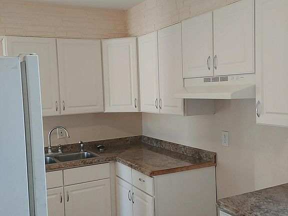 2nd image of 910 Ohlman Ave