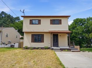 968 Parallel St, Fenton, MI 48430