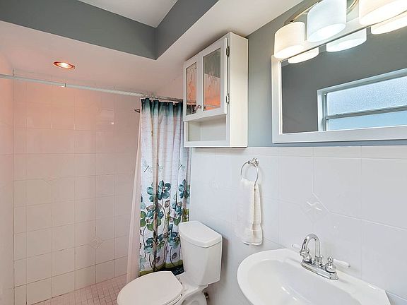 5th image of 50 Carriage Hill Cir