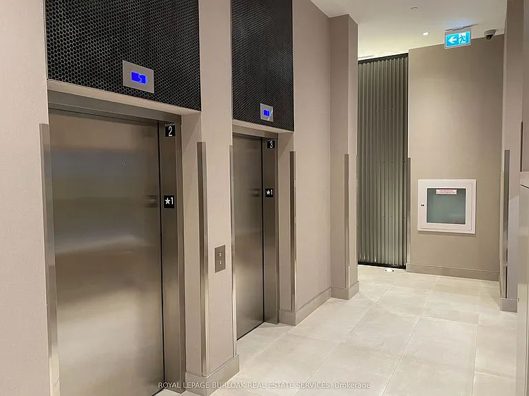 212 King William St E #423 — Photo 37