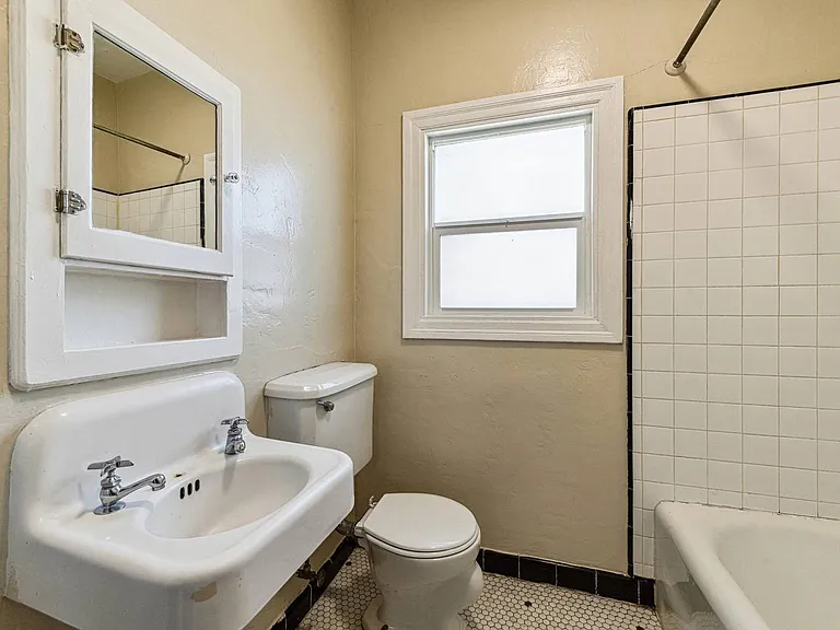 3909 Shafter Ave — Photo 8