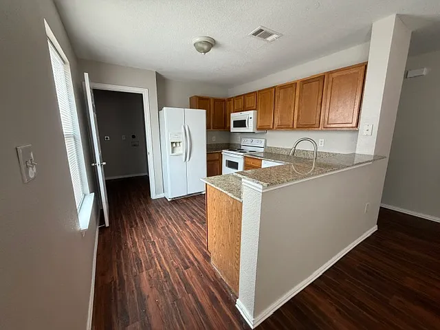3 bed, 1118 sqft, $1,395 — Photo 3