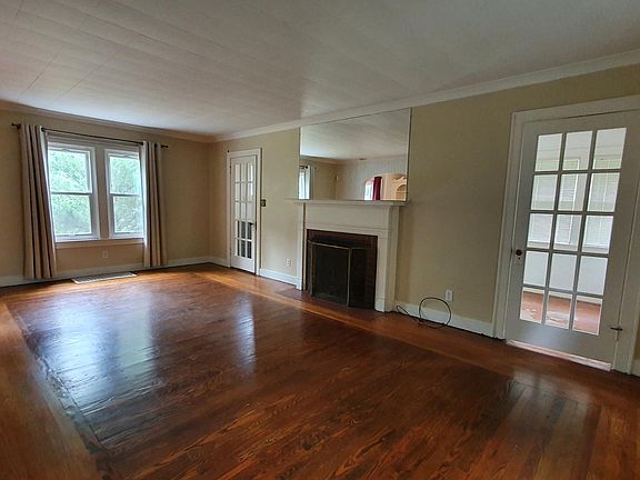 Living Room - fireplace is not for use