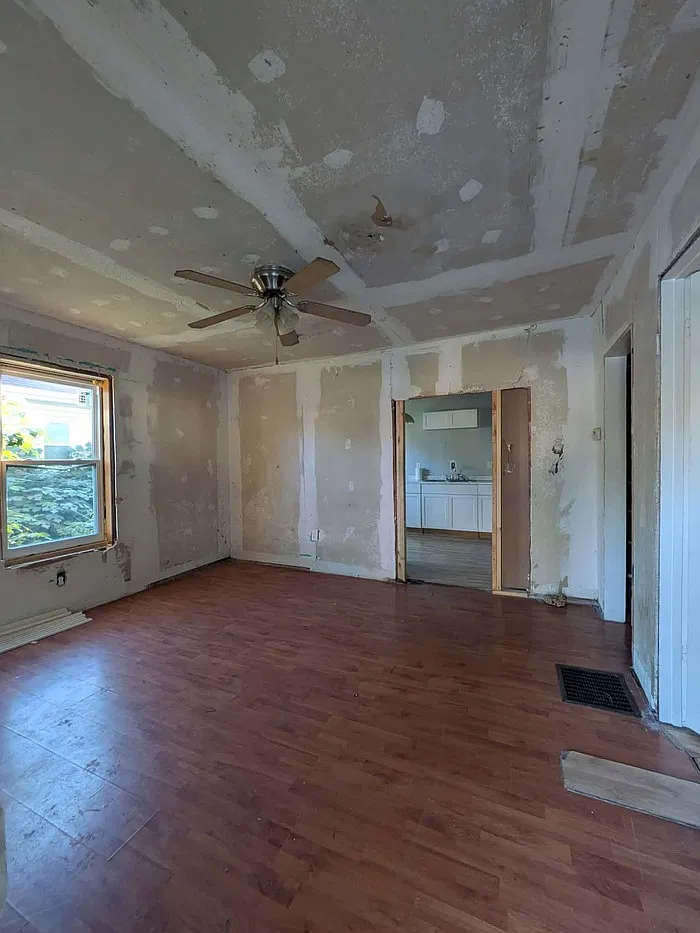 3 bed, 1.0 bath, $950 — Photo 4