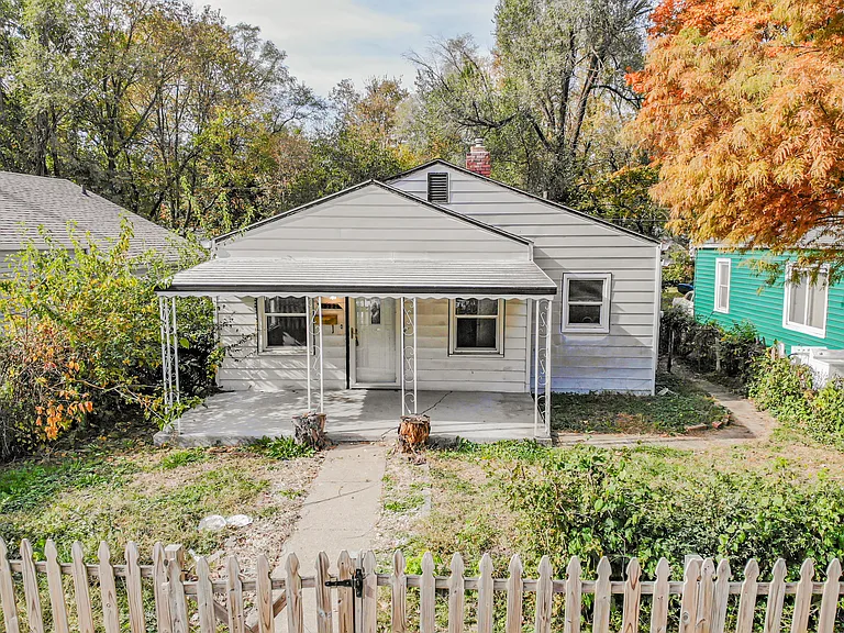 3532 Caroline Ave — Photo 15