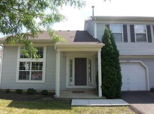 203 Ivy Ct, Streamwood, IL