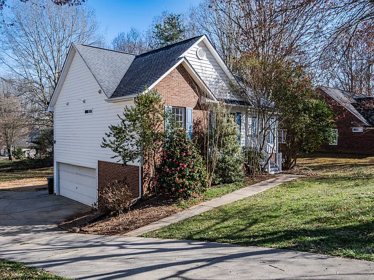117 Eagle Ct — Photo 2