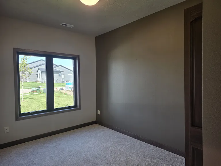 414 N Almond Ave — Photo 6