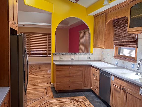 5th image of 261 College Ave