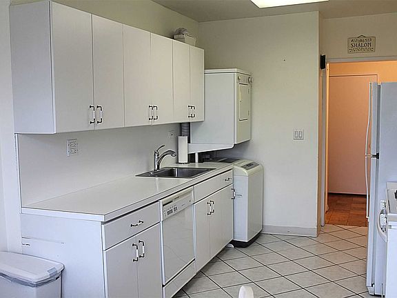 5th image of 27110 Grand Central Pkwy APT 1E