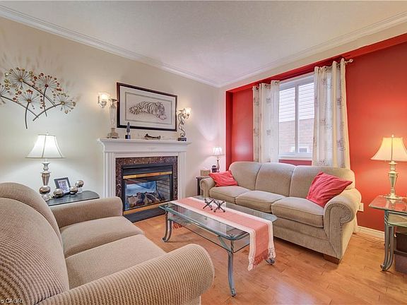5th image of 699 Commonwealth Cres