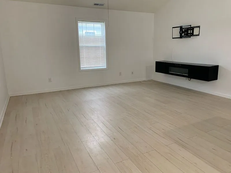 3 bed, 1232 sqft, $2,000 — Photo 4