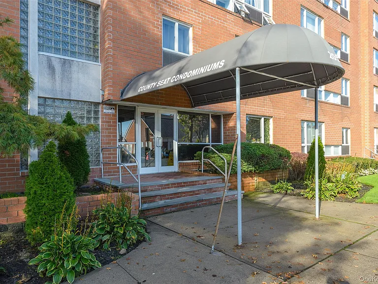 205 Mineola Blvd #3G — Photo 2