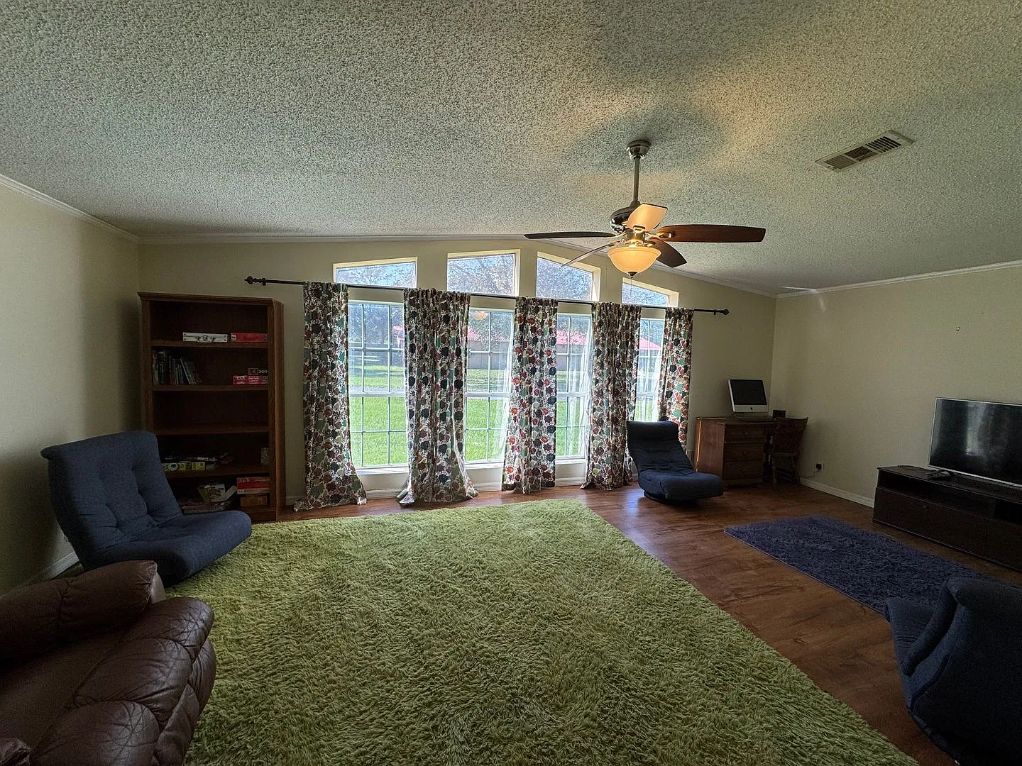 Spacious Furnished 3 Bedroom, 2 Bath Triple-Wide Manufactured Home South of Live Oak, FL — Photo 4