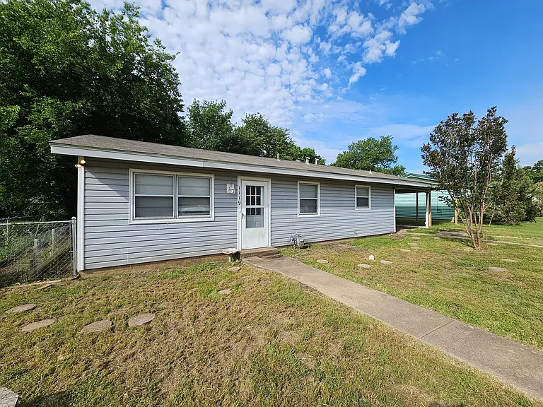1119 Magnolia St — Photo 3