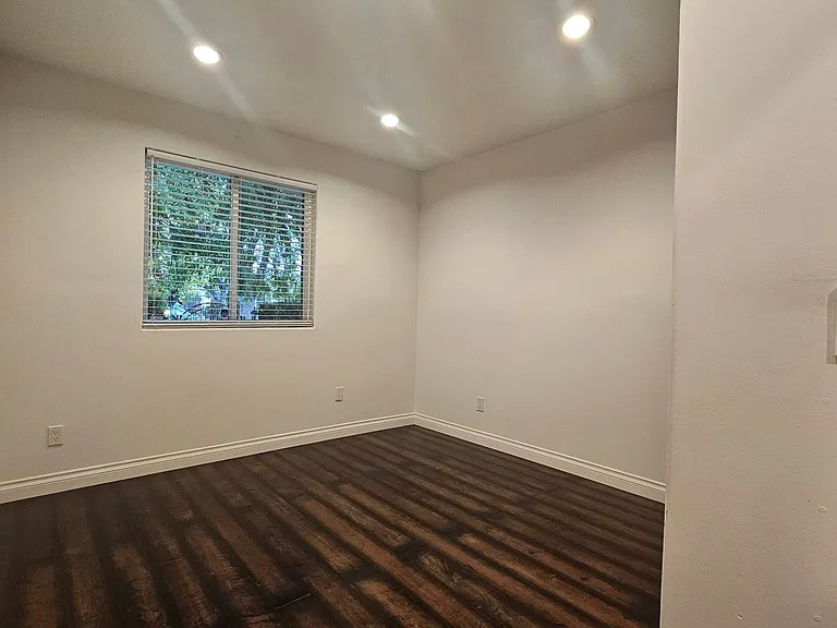4940 Dobkin Ave — Photo 15