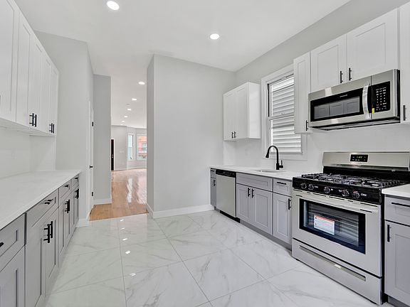 3rd image of 2749 Creston Ave