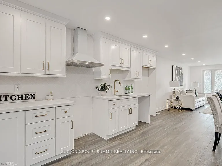 16 Upper Canada Dr #UPPER — Photo 4