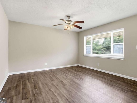 5th image of 2361 Collier Dr