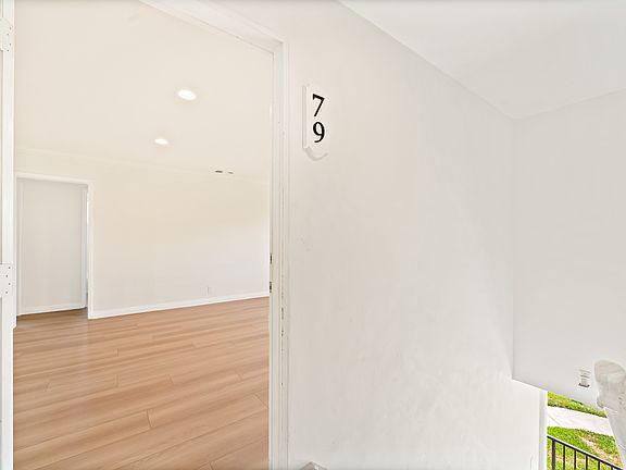 3rd image of 13579 Moorpark St #79