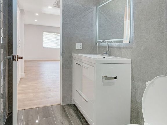 5th image of 124-126 S Marengo Ave #11