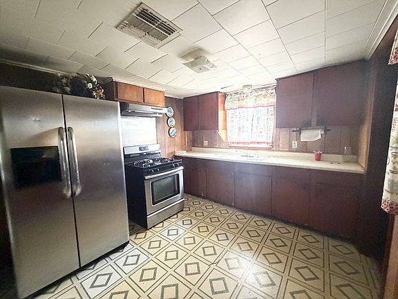 3rd image of 1111 Louise St