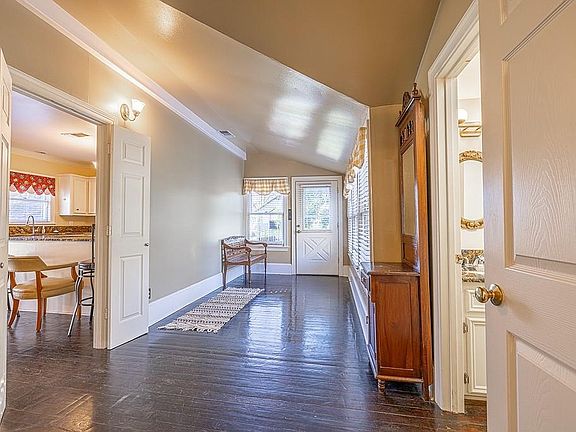 3rd image of 809 Milam St