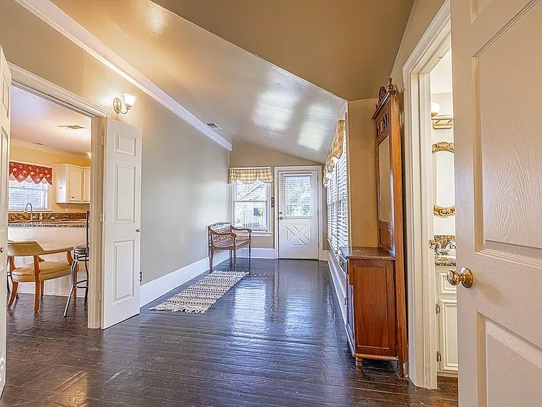 809 Milam St — Photo 3