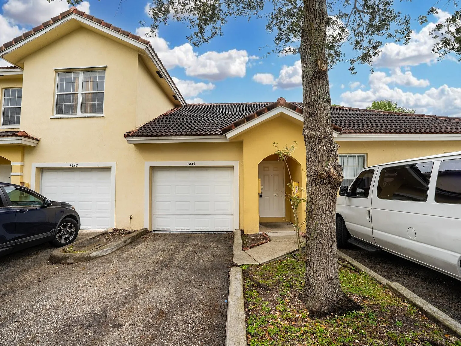 3 bed, 2.0 bath, 1151 sqft, $2,599 — Photo 2