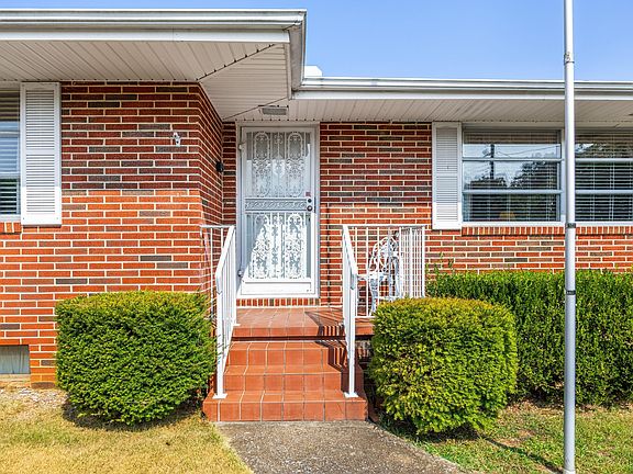 2nd image of 3913 Robbinsdale Ln