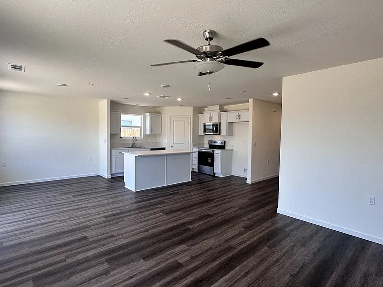 651 Skyler Ln — Photo 3