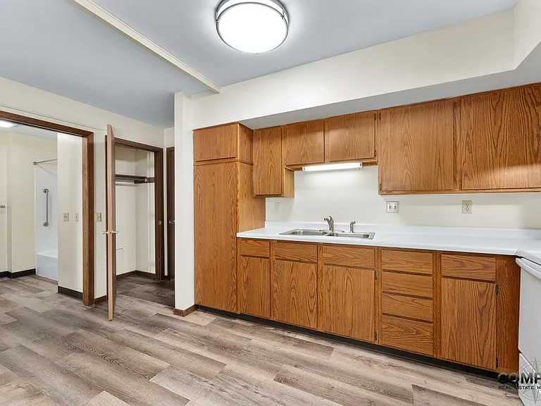 610 Gray St Apartments — Photo 38