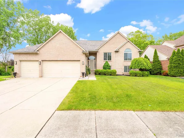 19821 Woodview Dr, Clinton Township, MI 48038