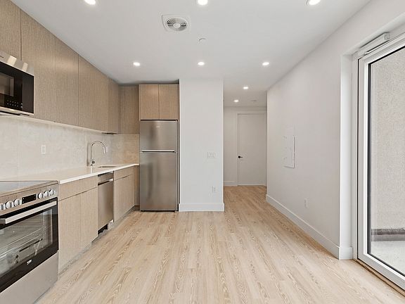 4th image of 706 E 32nd St Unit 7B