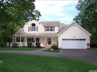 19 Wessel Ln, Medford, NY 11763