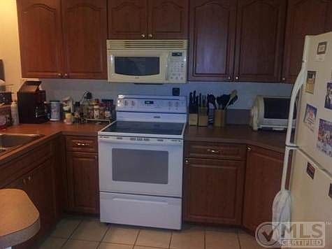 4th image of 325 Broward Ave