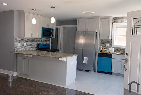 10235 S Oglesby Ave — Photo 5