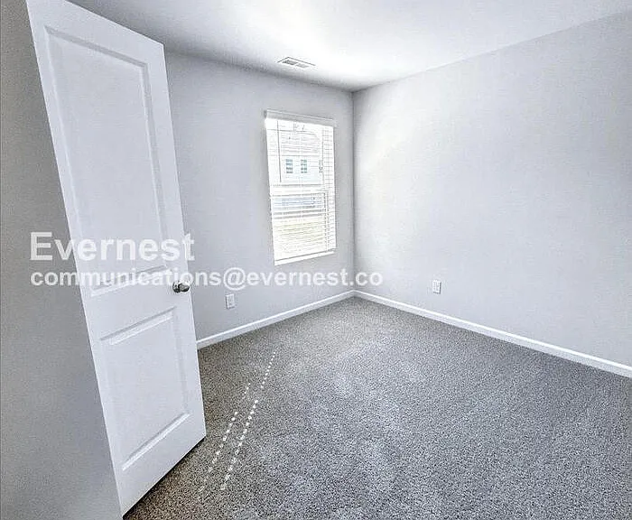 233 W Grover St — Photo 10