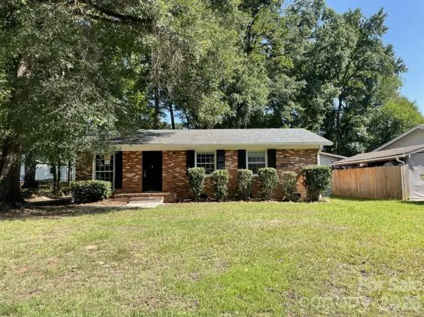 909 Carrington Dr, Charlotte, NC 28214