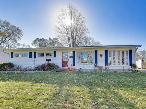 18323 W Woodland Ter, Gurnee, IL 60031