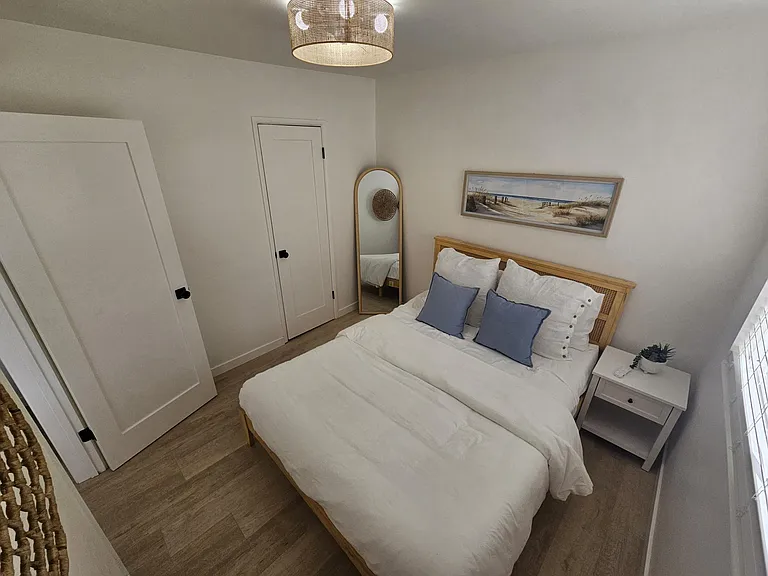 411 Mindoro St — Photo 3