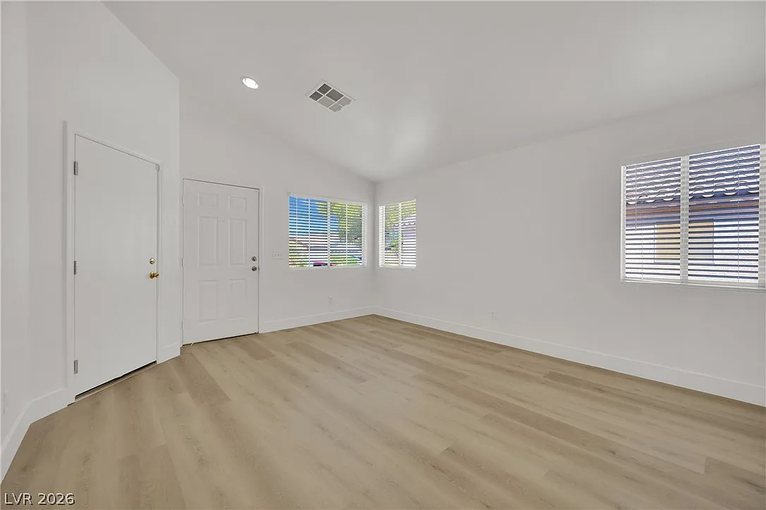 3 bed, 2.0 bath, 1230 sqft, $2,100 — Photo 3