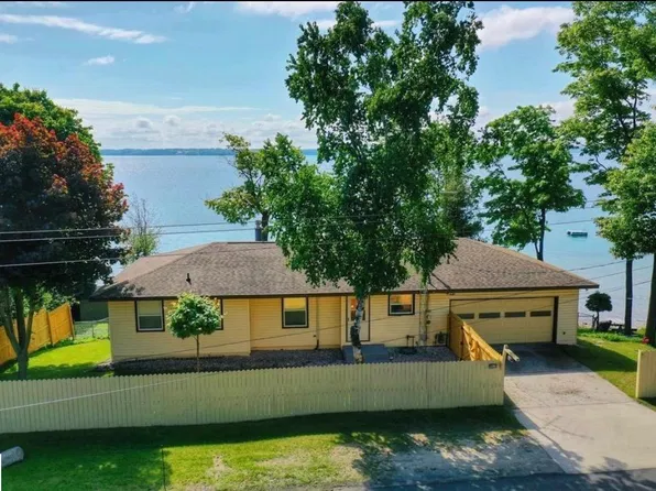 9412 Center Rd, Traverse City, MI 49686