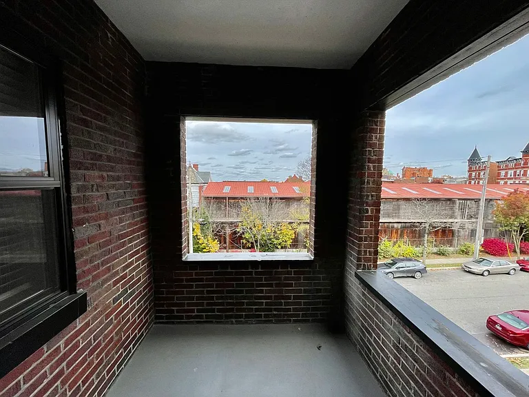 2621-2623 Woodburn Ave. — Photo 11